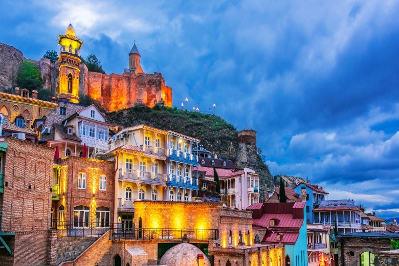 El casco antiguo de Tbilisi, Georgia al atardecer