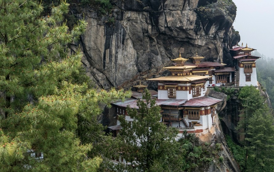 Monasterio de Taktsang, también conocido como Nido del Tigre, ubicado en el valle de Paro, en Bután. El monasterio está en un acantilado a 3.120 metros de altura, lo que lo convierte en un lugar emblemático y muy visitado por los turistas.