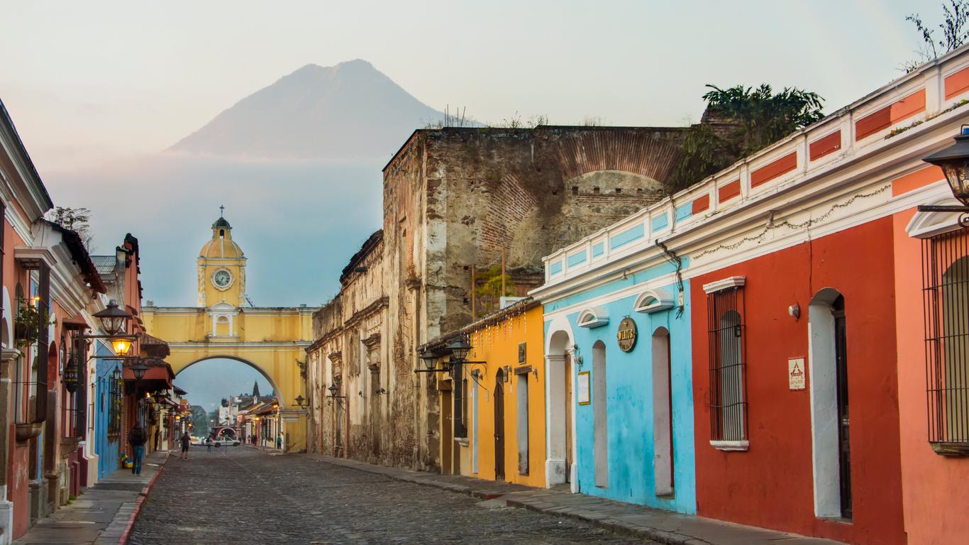 Guatemala y el imponente Volcán de Agua al fondo, destacando como un destino turístico revalorizado por su rica historia y belleza natural.